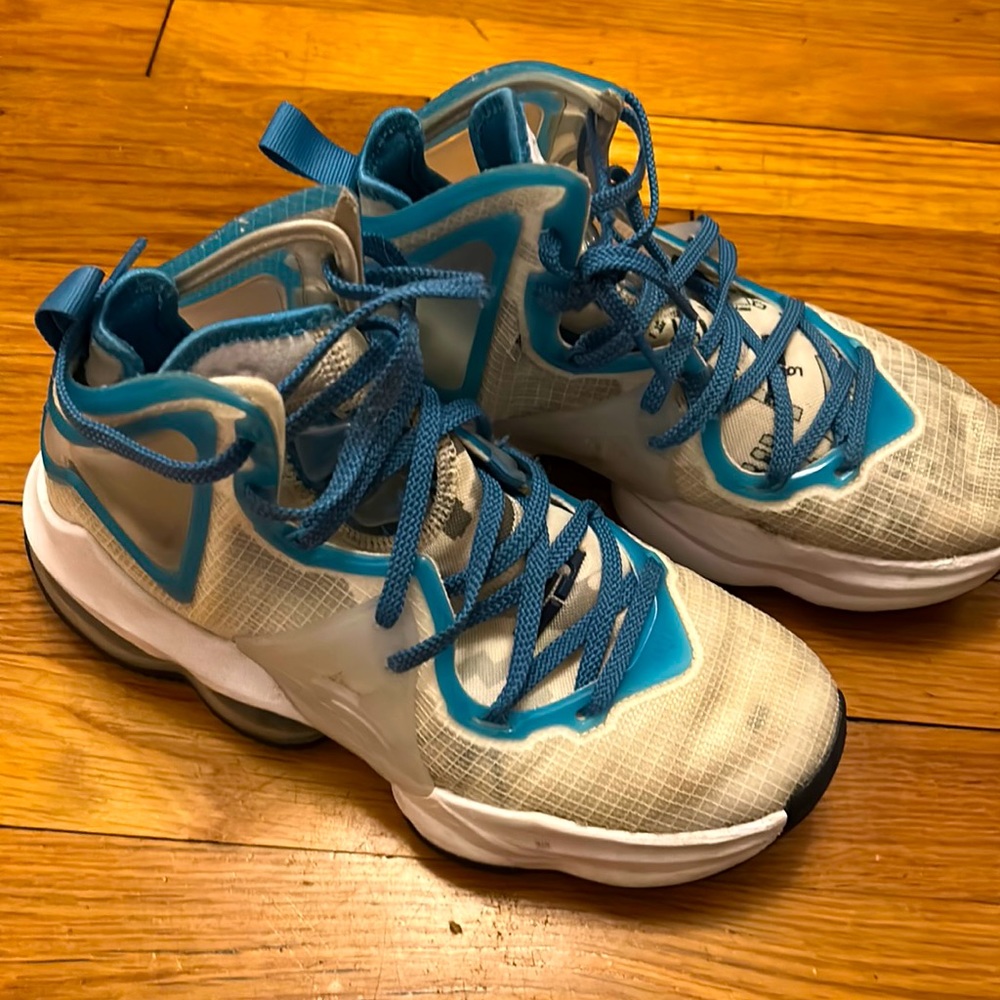 Youth Lebron 19 basketball sneakers 5.5 EUC